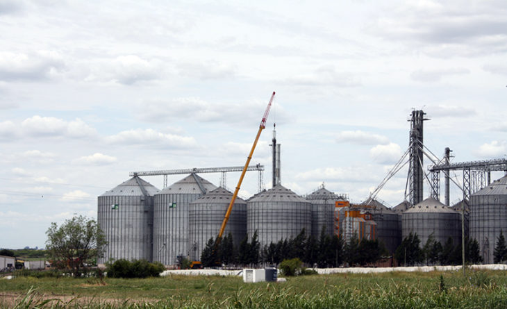Salomón Grúas en el montaje de plantas de silos