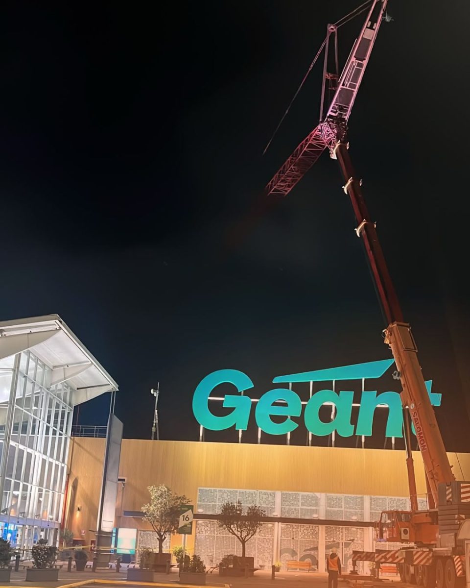 Montaje de equipos de aire en Hipermercado Geant #ea6626 (3)